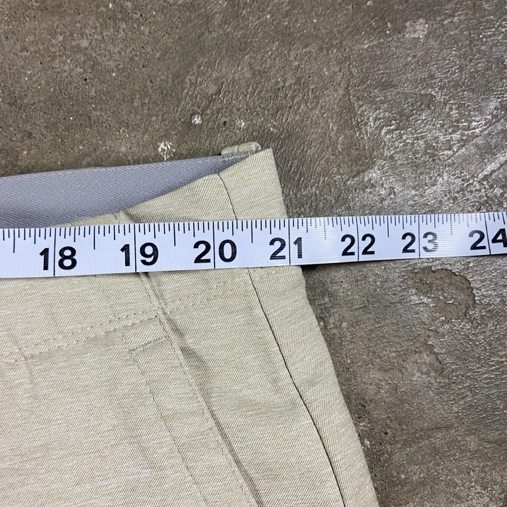 Tommy Bahama Chip Shot Island Zone Golf Shorts Size 42x10 Beige Chino Fish Logo